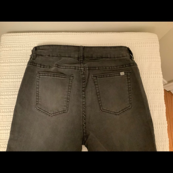 SOLD- 2/$60- Jennifer Lopez Women’s Jeans - Picture 5 of 6